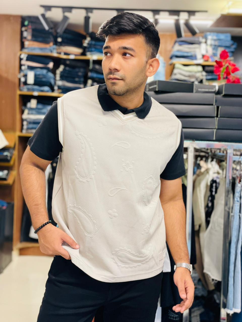 Stylish White Textured Sleeveless Sweater Vest for Men