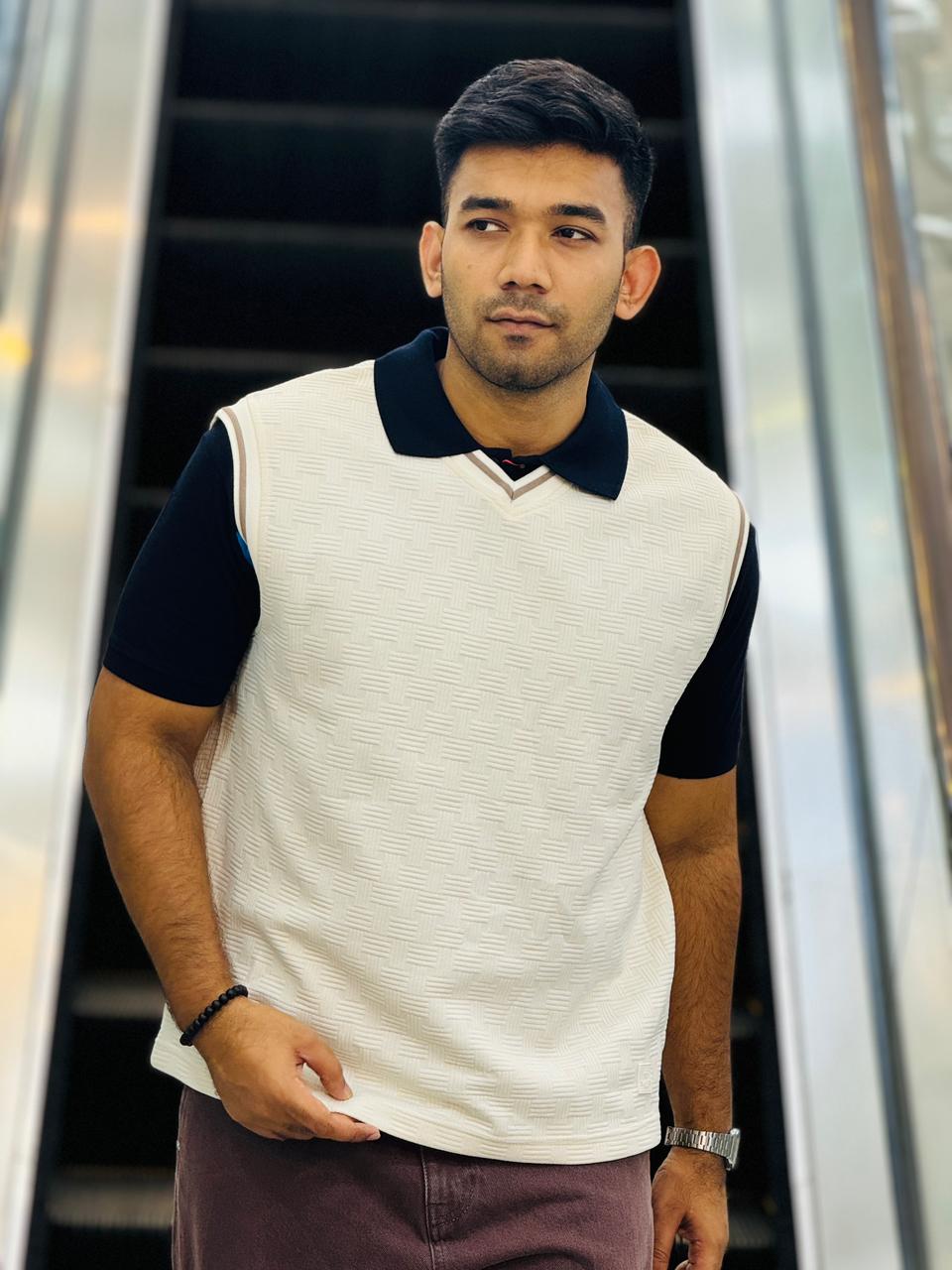 Stylish White Textured Sleeveless Sweater Vest for Men