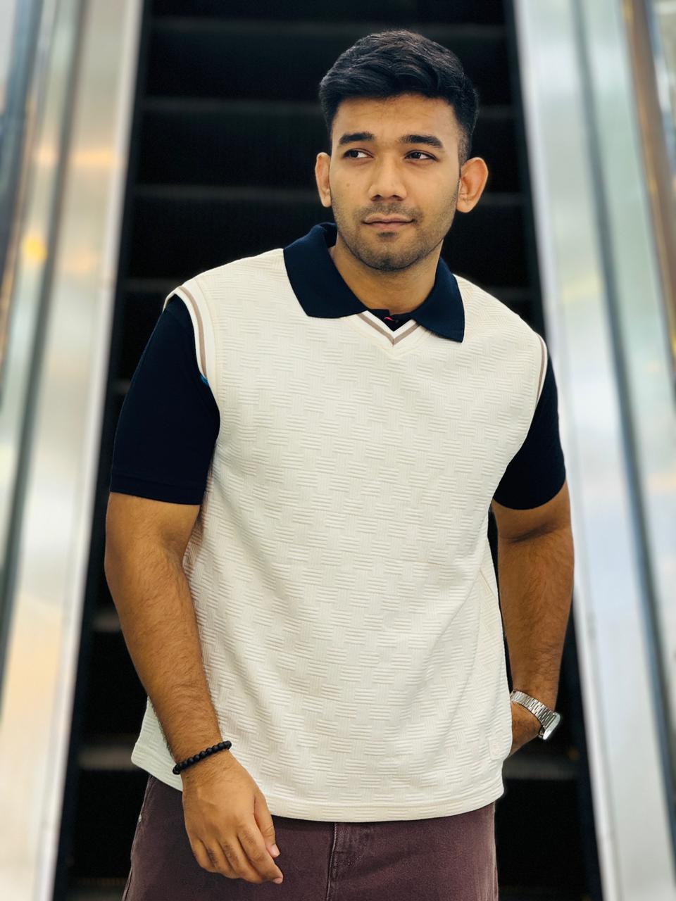 Stylish White Textured Sleeveless Sweater Vest for Men