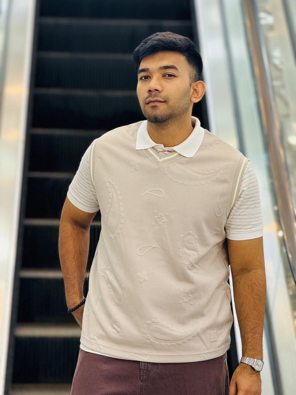Trendy cream color Textured Sleeveless Sweater Vest – Casual & Stylish Men’s Outfit